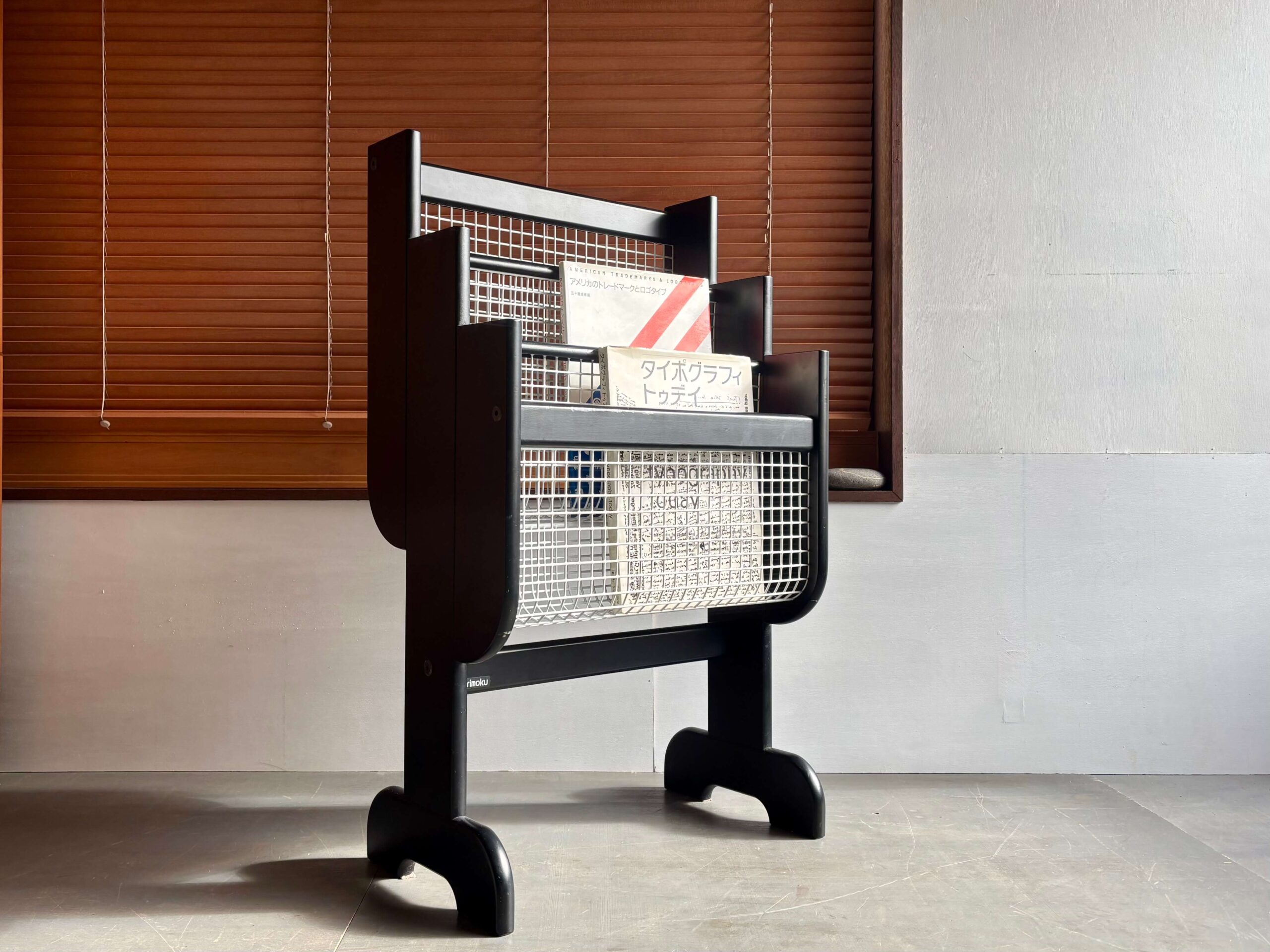 No.12032「カリモク マガジンラック」高さ80cm | ボルトナットマーケット